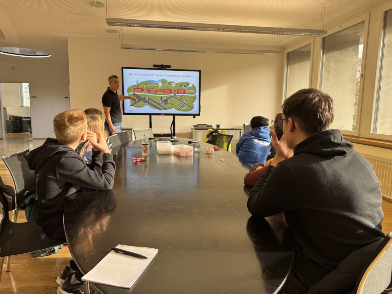 Zudem lernen sie, wie der Strom in die Haushalte kommt.