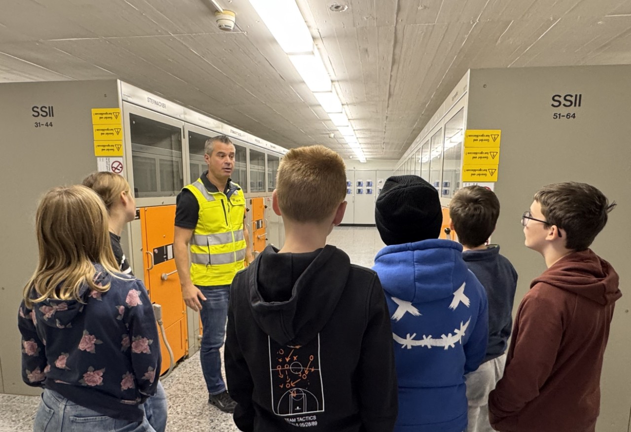 Die erklärte Theorie sehen sie sich nun vor Ort an. 