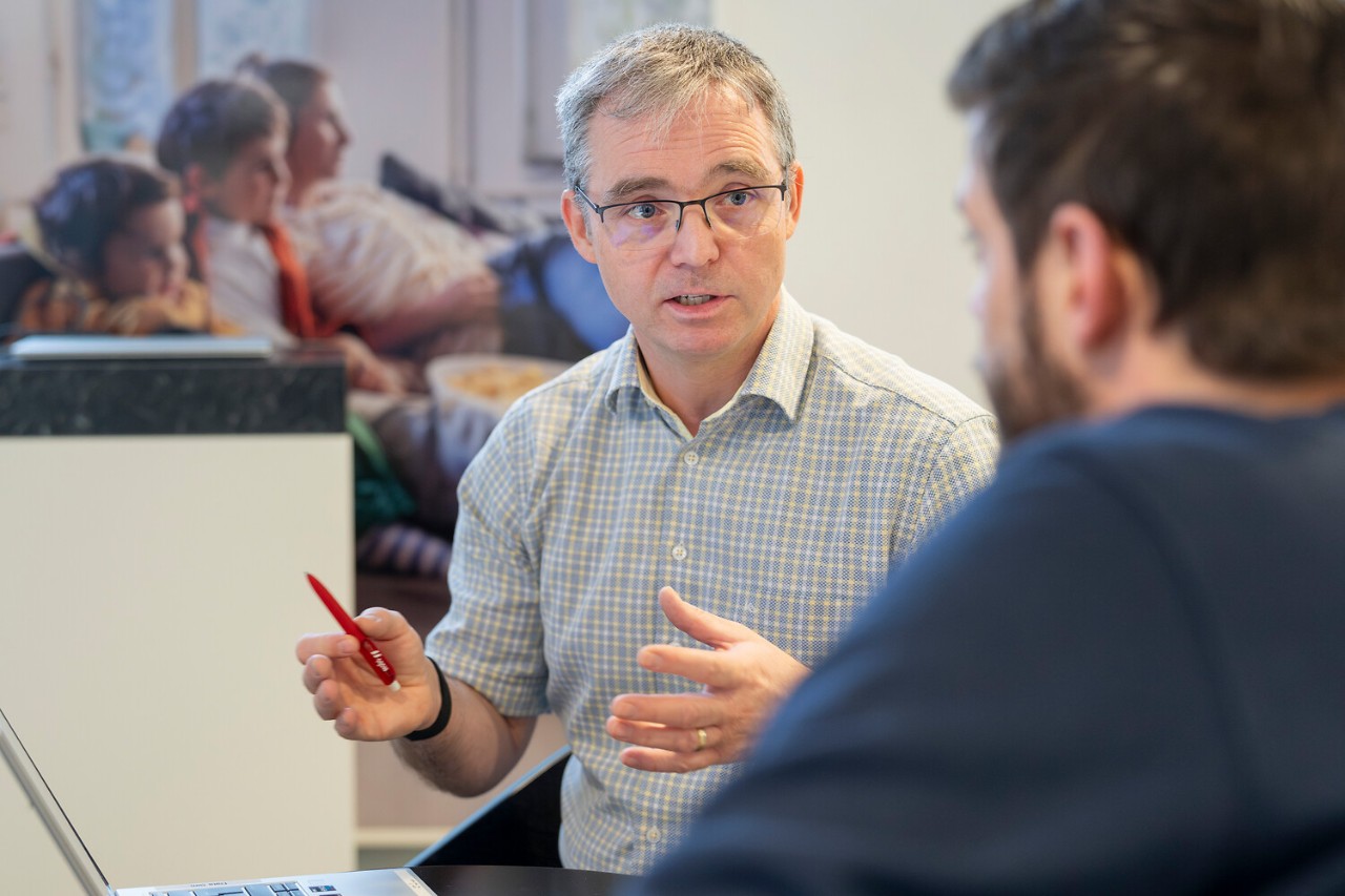 Martin Brühlmann berät die Kundschaft zudem zu verschiedenen Strom-, Gas- und Fernwärmeprodukten.