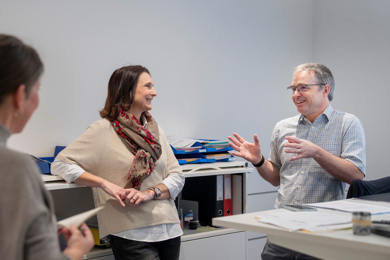Tanja Brülisauer und Martin Brühlmann helfen Kundinnen und Kunden bei Fragen zu Rechnungen und zur Zahlung.