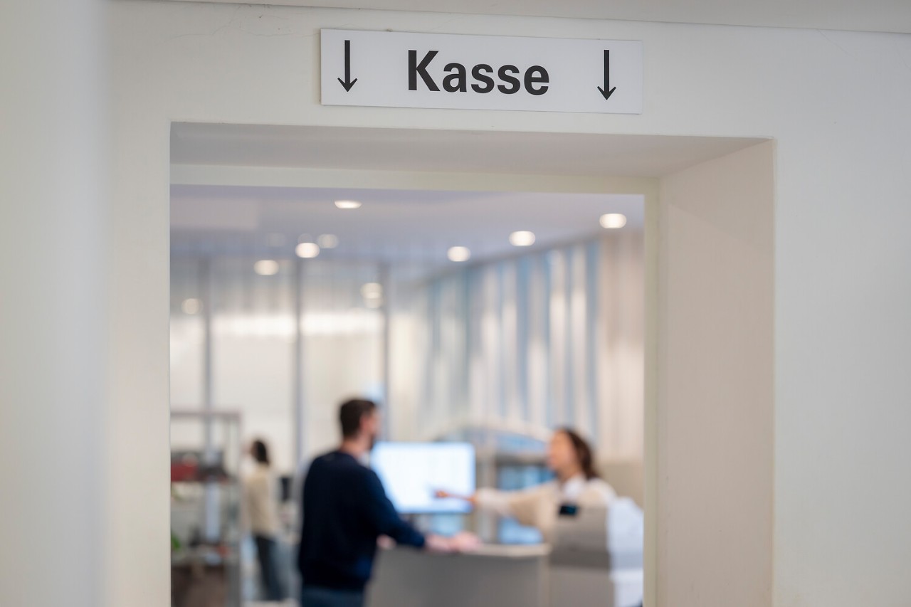 Viele Leute kommen auch ins Kundenzentrum, um Einzahlungen zu machen.