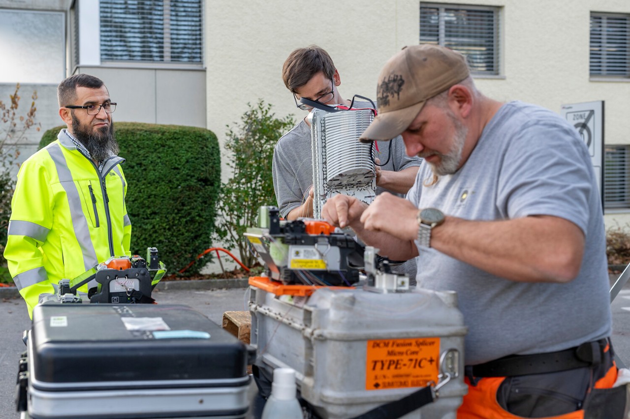 Zwei Mitarbeiter einer Partnerfirma sind im Osten der Stadt unterwegs. 