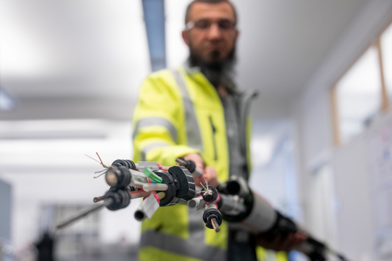 Die Kombination aus Führungsaufgaben, Projektbezug und dem Austausch mit Partnern macht seinen Alltag vielseitig.