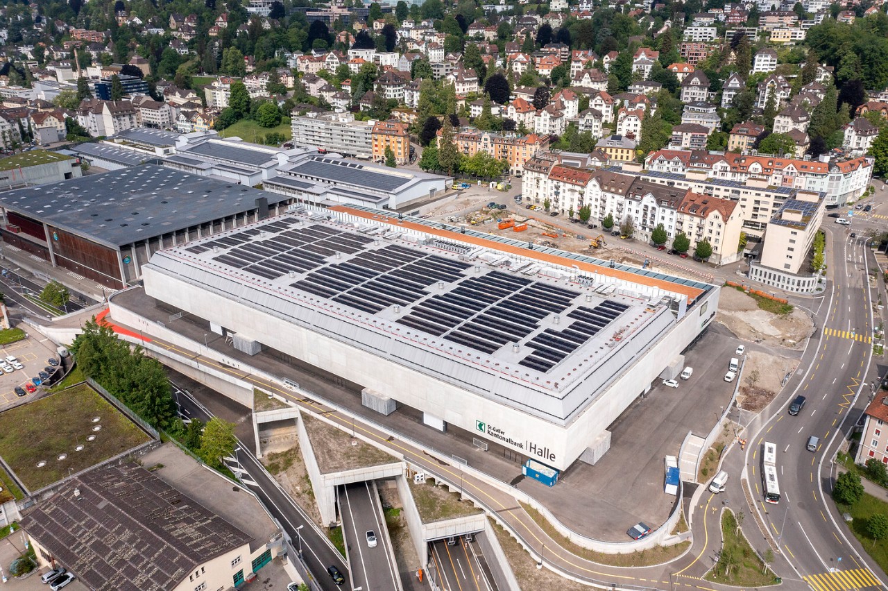 Auf der SGKB Halle der Olma Messen besteht die grösste Anlage.