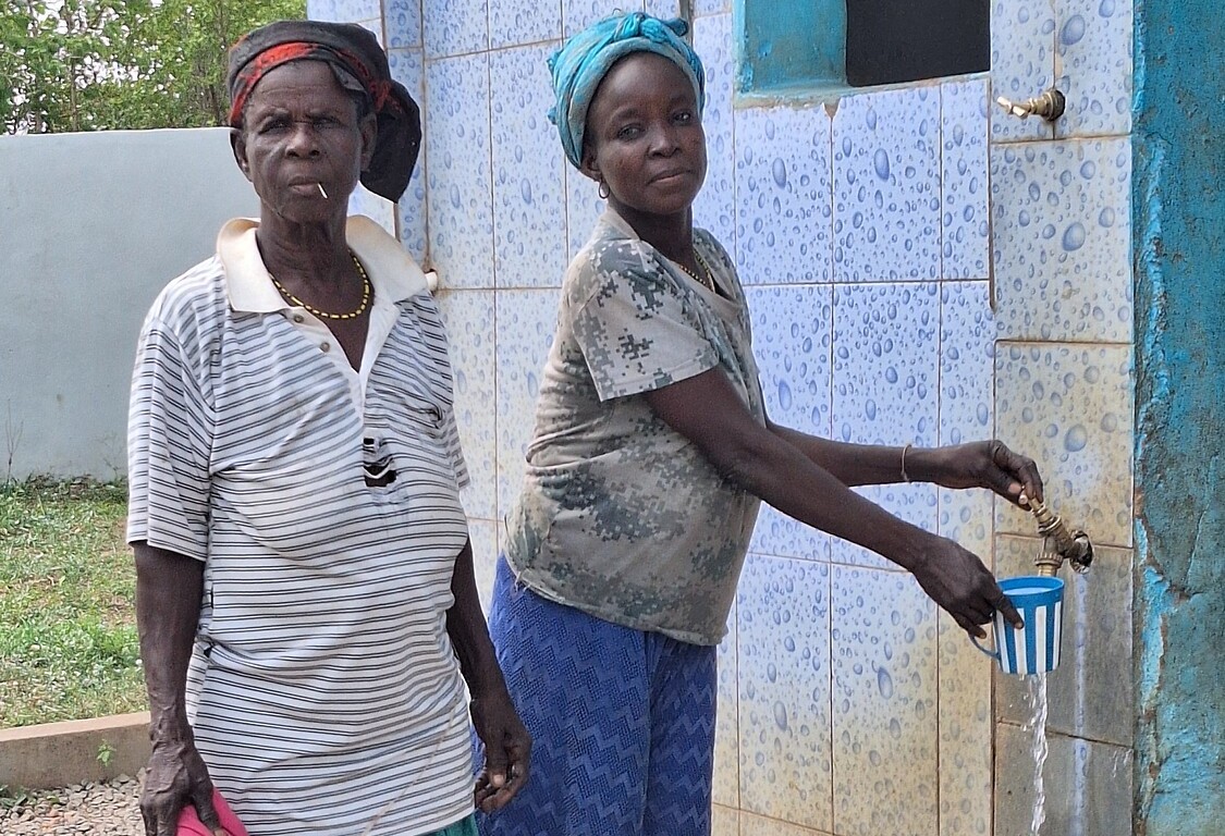Der Wasserkiosk Abotareye versorgt die Dorfbevölkerung seit April 2021 mit sauberem Trinkwasser – solar­betrieben und aus 85 Metern Tiefe hochgepumpt. 