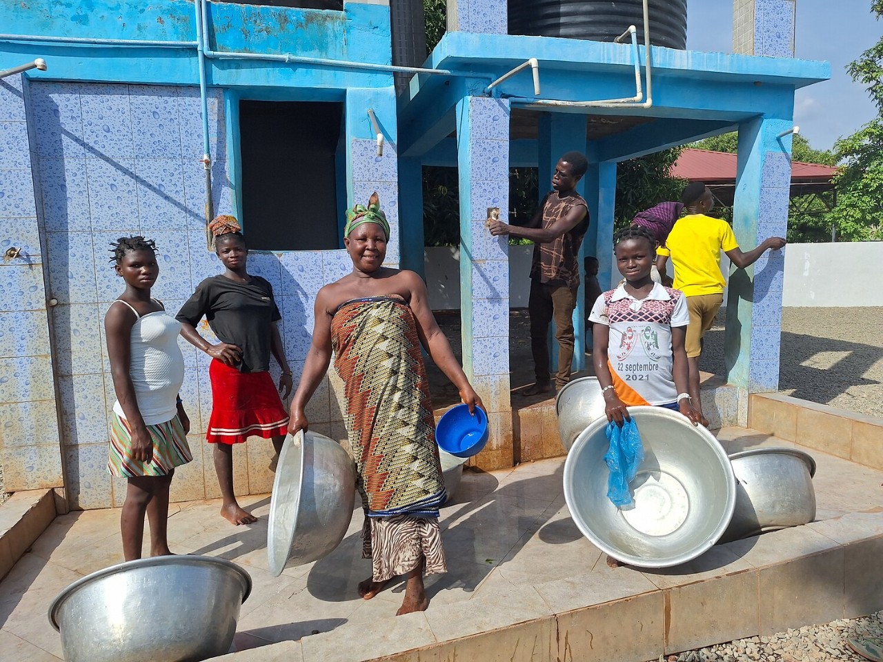 Der Wasserkiosk ist zum sozialen Treffpunkt geworden: Die Bevölkerung tauscht sich aus, lädt Mobiltelefone auf und hält Versammlungen ab.