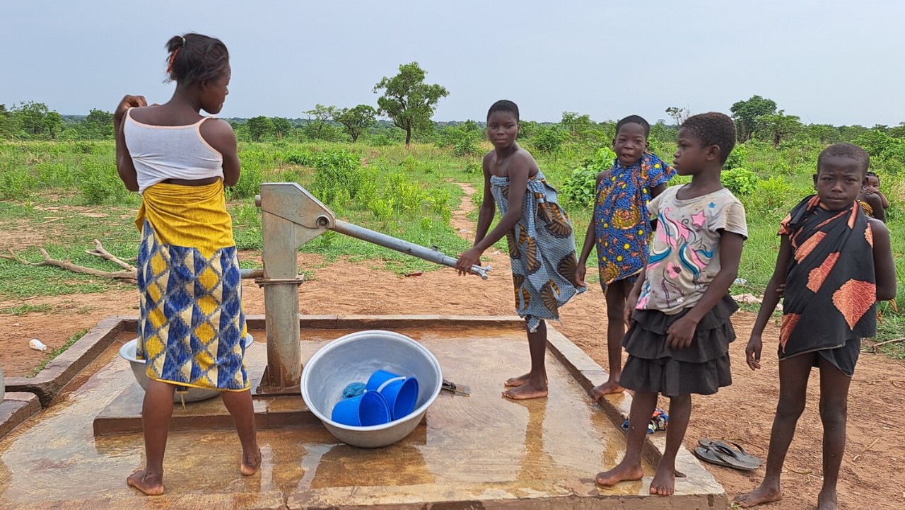 Die Wasserhandpumpe in Kojobonipe ist seit April 2025 erneut defekt. Am 25. März 2026 eröffnet Faith in Humanity einen solarbetriebenen Wasserkiosk als Nachfolgelösung.