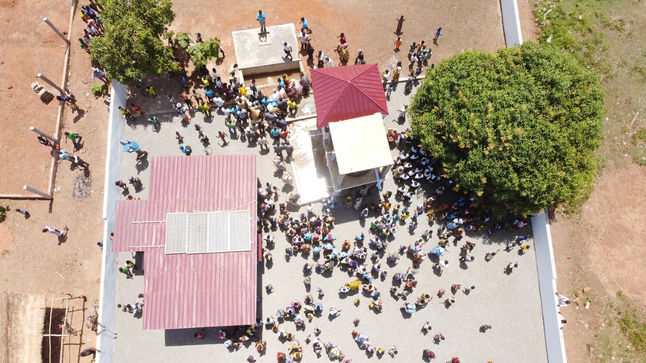 Der Wasserkiosk Abotareye versorgt rund 2500 Personen täglich mit sauberem Trinkwasser. Die Vogelperspektive zeigt, wie belebt die Anlage ist.
