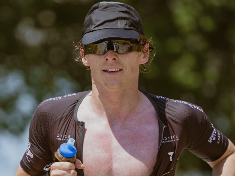Der Triathlet nimmt sich nebst dem Sport auch Zeit für seine Arbeitsstelle und Ausbildung.