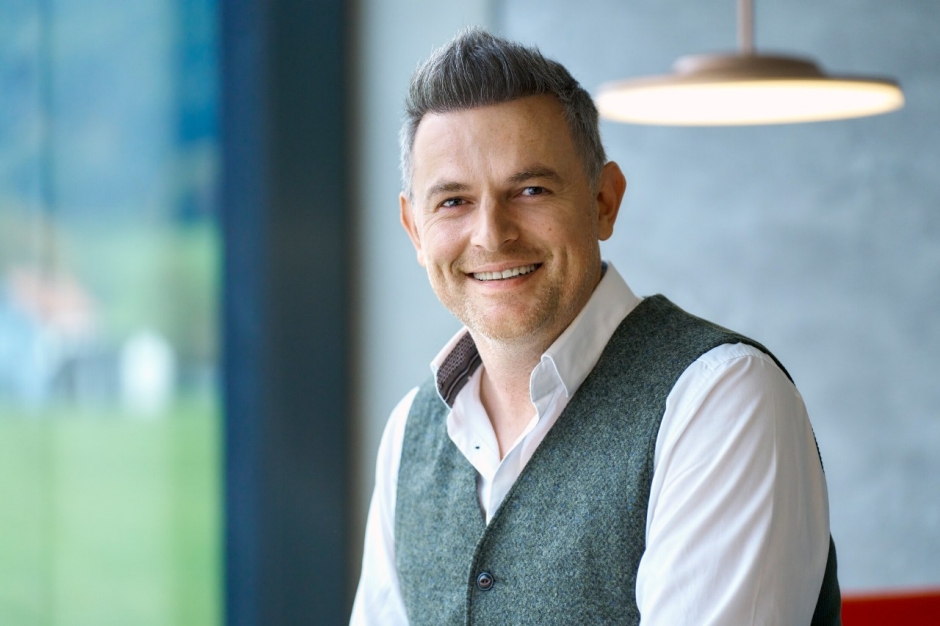 Key Account Manager Gazmend Meziu betreut er bei den St.Galler Stadtwerken Kundinnen und Kunden, die ihre Daten im RZO aufbewahren sowie Interessierte, die es in Zukunft tun möchten. 