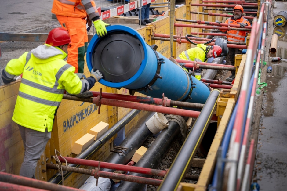Das tonnenschwere Wasserrohr wird St&uuml;ck f&uuml;r St&uuml;ck in die Grube gehievt. 